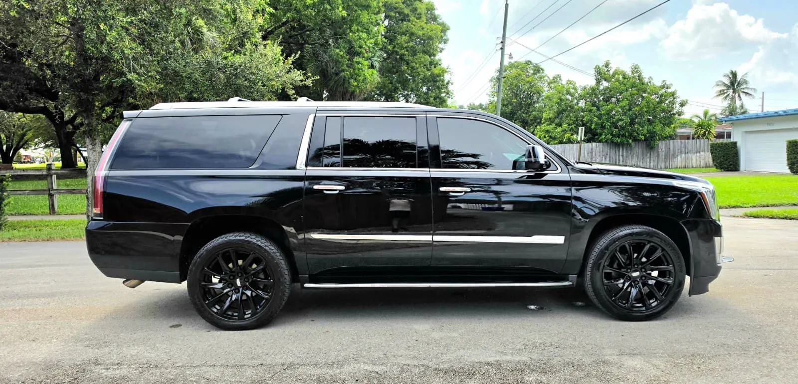 Used 2017 Cadillac Escalade ESV Luxury AWD/4WD image 12