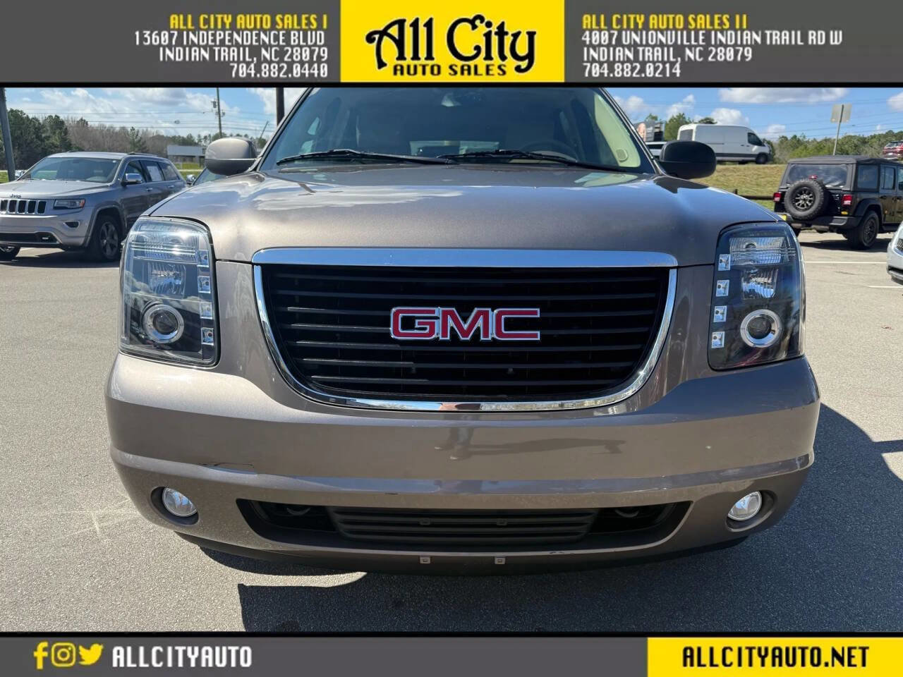 Used 2011 GMC Yukon XL SLT w/ SLT-2 Equipment Package RWD image 2