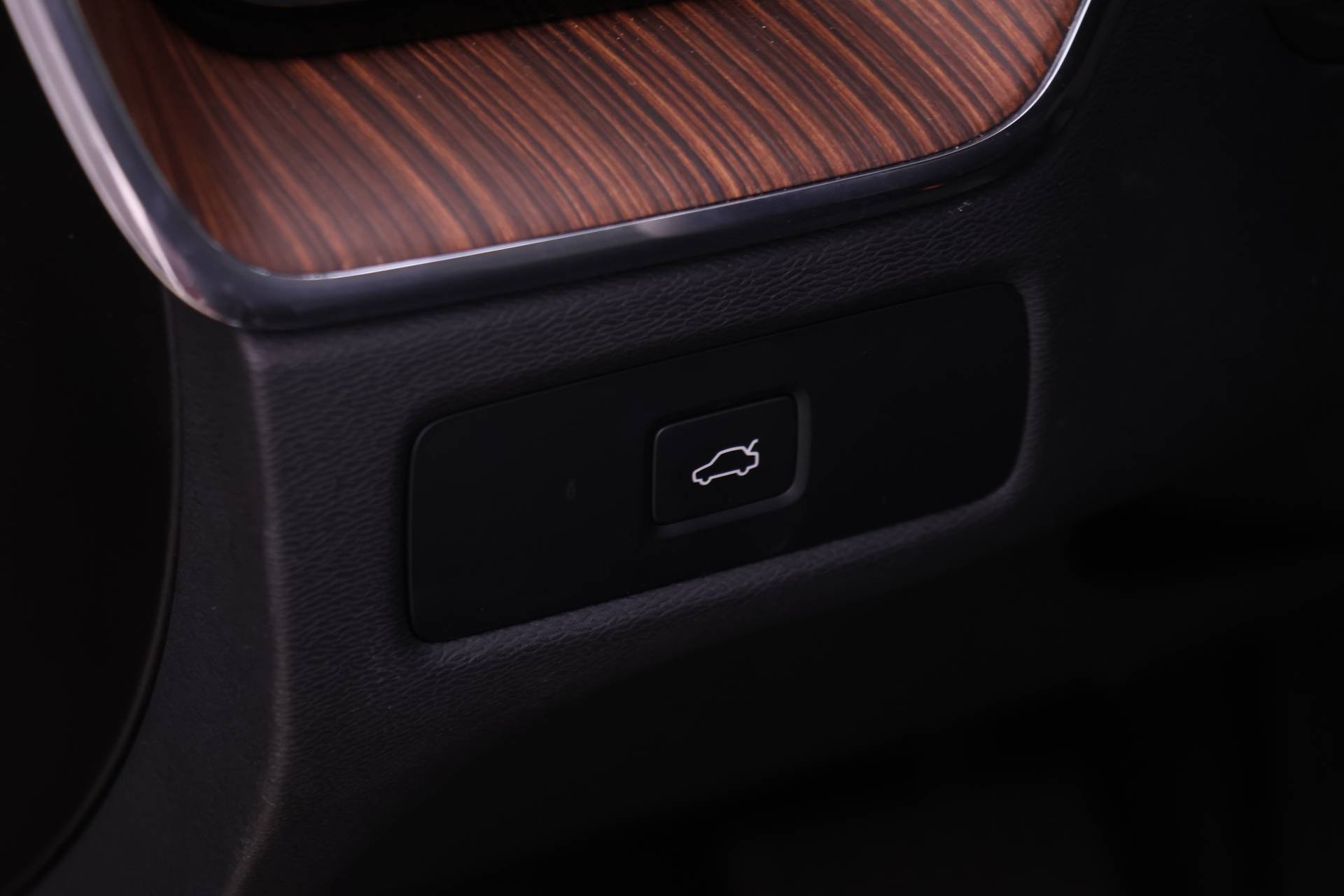 Certified 2023 Volvo XC60 B5 Ultimate w/ Protection Package Premier image 24