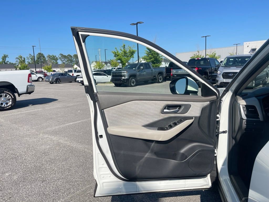 Used 2023 Nissan Rogue SV FWD image 39