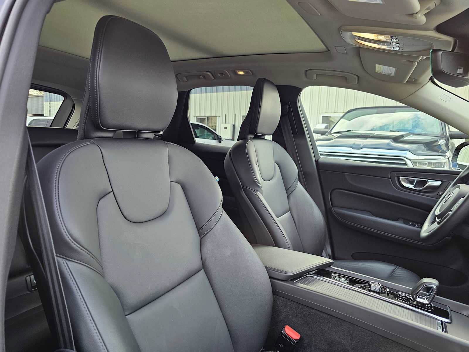 Used 2025 Volvo XC60 B5 Core w/ Climate Package image 12