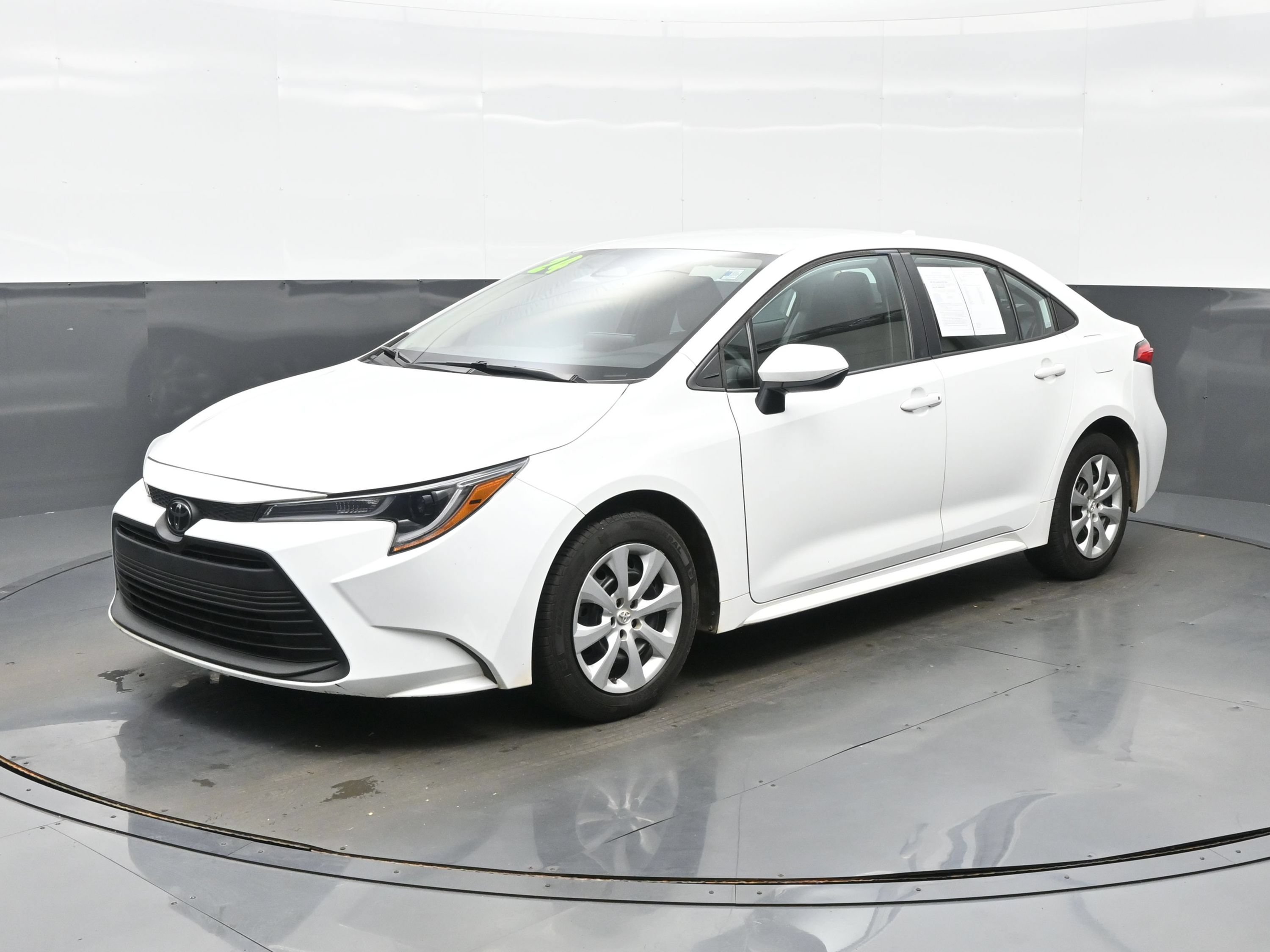 Used 2024 Toyota Corolla LE FWD image 2