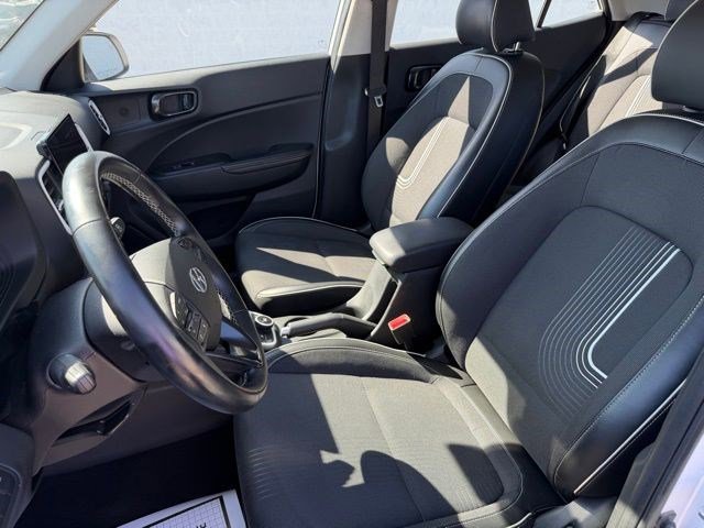Used 2023 Hyundai Venue Limited image 12