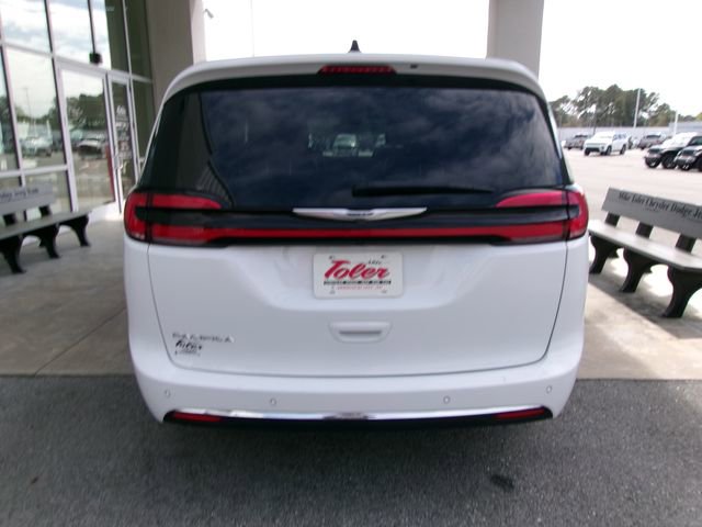 Used 2025 Chrysler Pacifica Select image 21