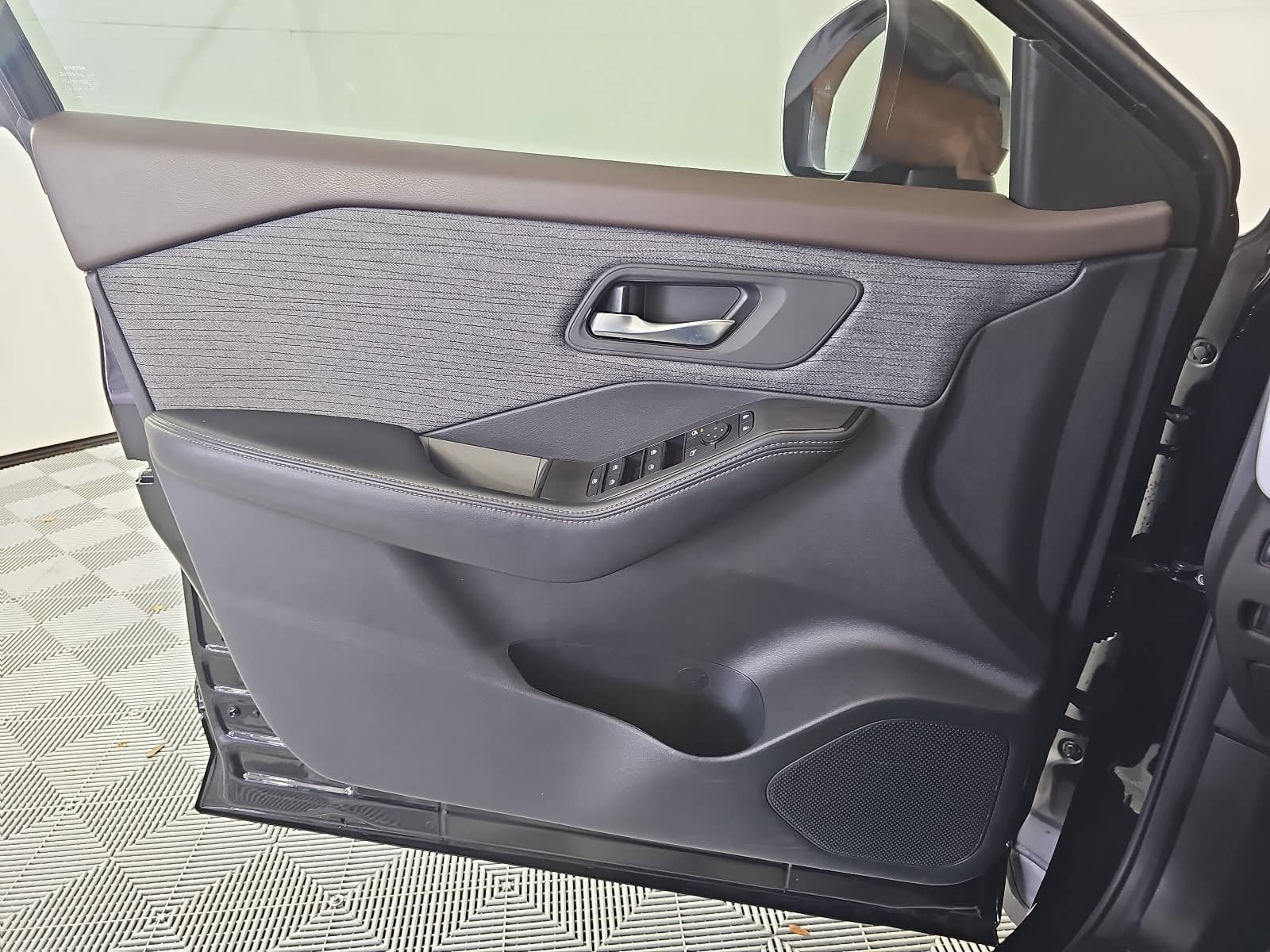 Used 2023 Nissan Rogue SV FWD image 25