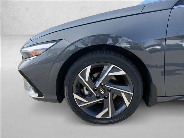 Certified 2025 Hyundai Elantra Limited image 22