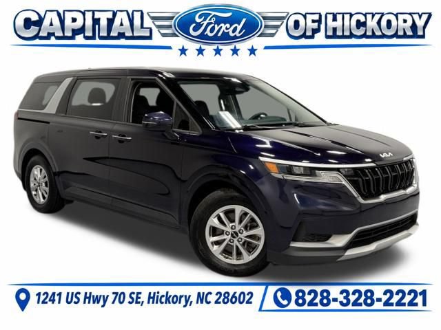 Used 2023 Kia Carnival LX FWD image 1