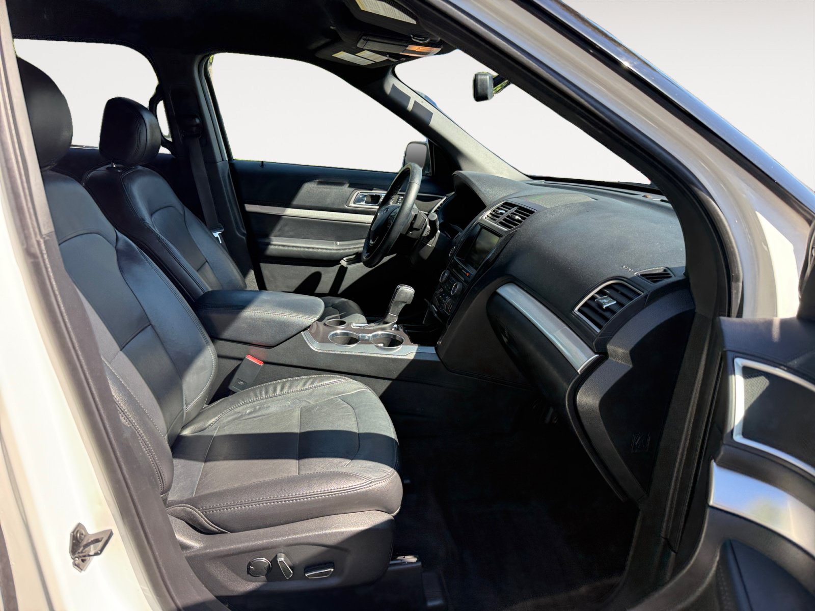 Used 2016 Ford Explorer XLT w/ Equipment Group 202A FWD image 19