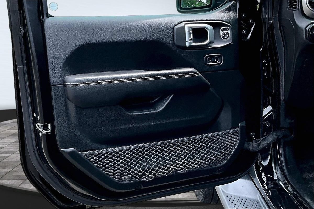 Used 2018 Jeep Wrangler Unlimited Sahara AWD/4WD image 9