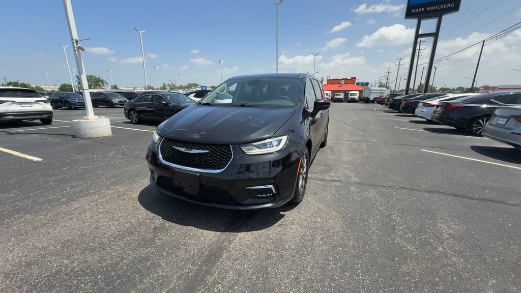 Used 2023 Chrysler Pacifica Touring-L FWD image 3