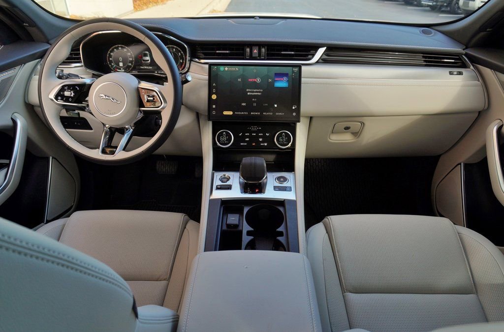 Used 2025 Jaguar F-PACE R-Dynamic S AWD/4WD image 9