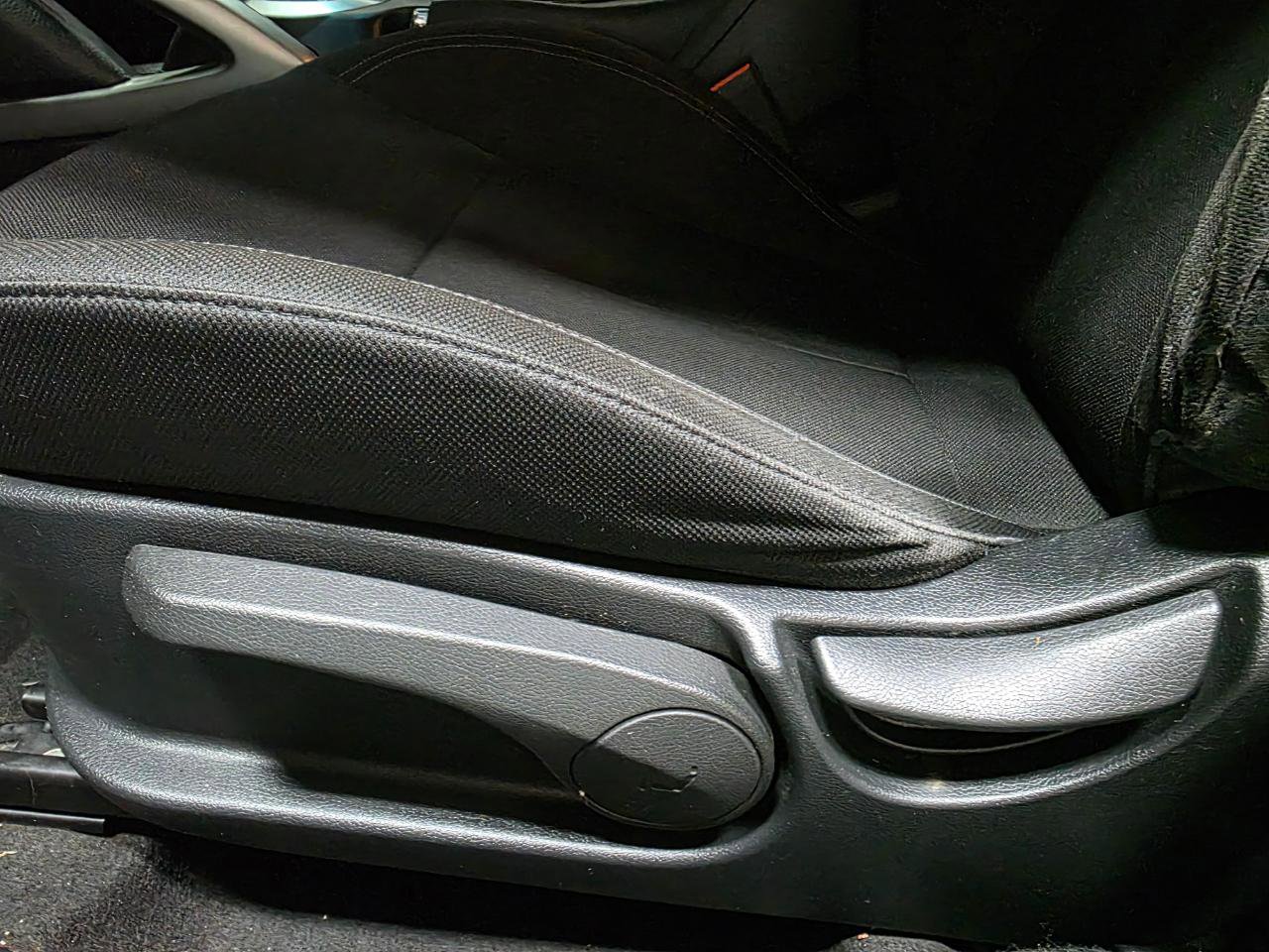 Used 2016 Hyundai Veloster FWD image 17