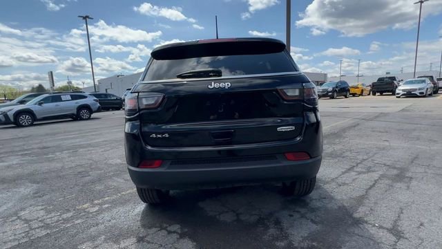 Used 2022 Jeep Compass Latitude w/ Sun and Sound Group AWD/4WD image 7