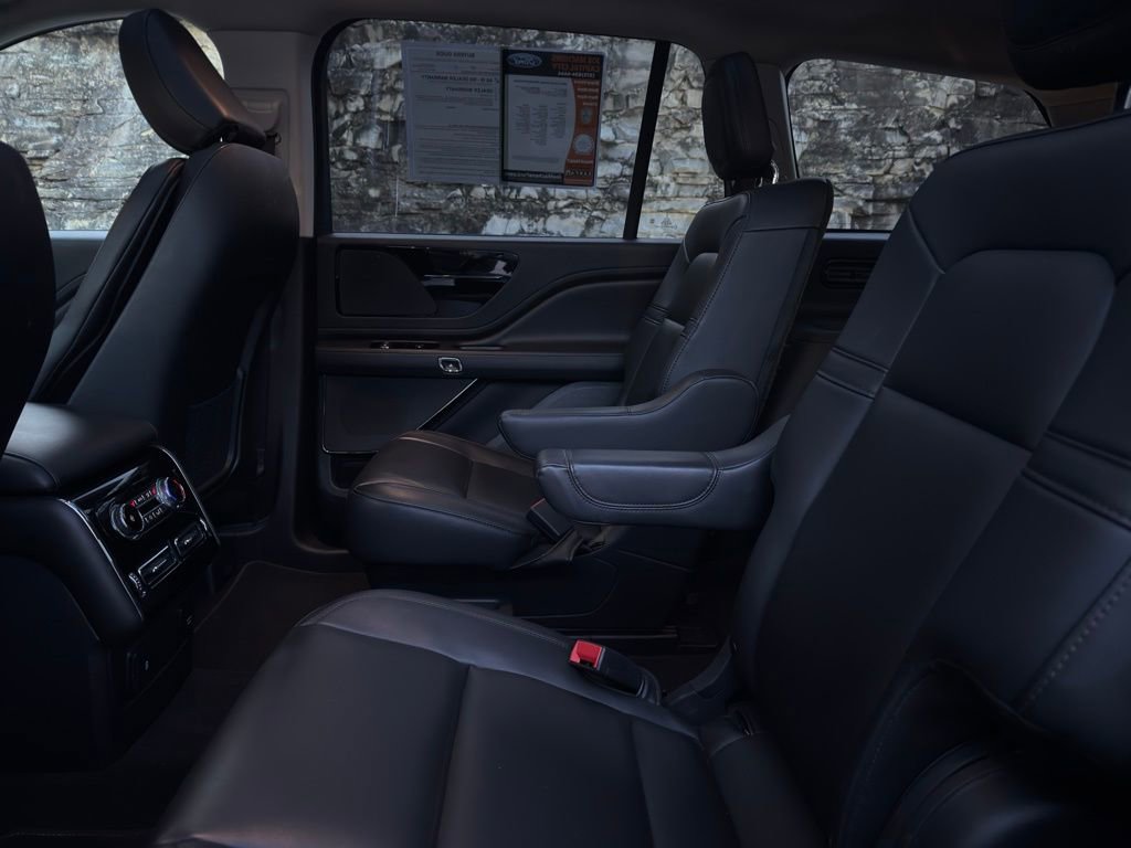 Used 2023 Lincoln Aviator AWD w/ Premium Package image 13