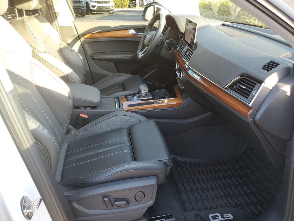 Used 2021 Audi Q5 Prestige w/ Prestige Package image 17