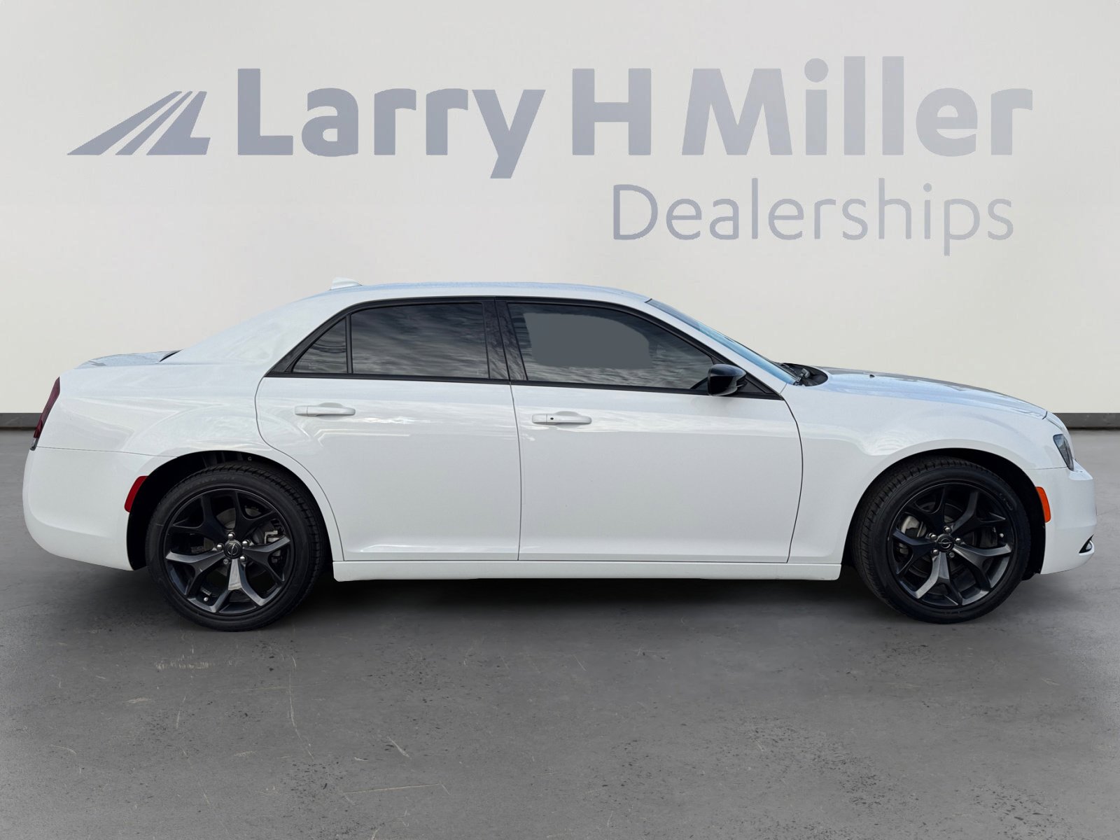 Used 2023 Chrysler 300 Touring w/ Sport Appearance Package image 6