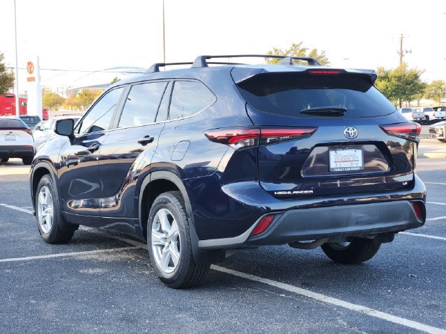 Used 2024 Toyota Highlander LE FWD image 4