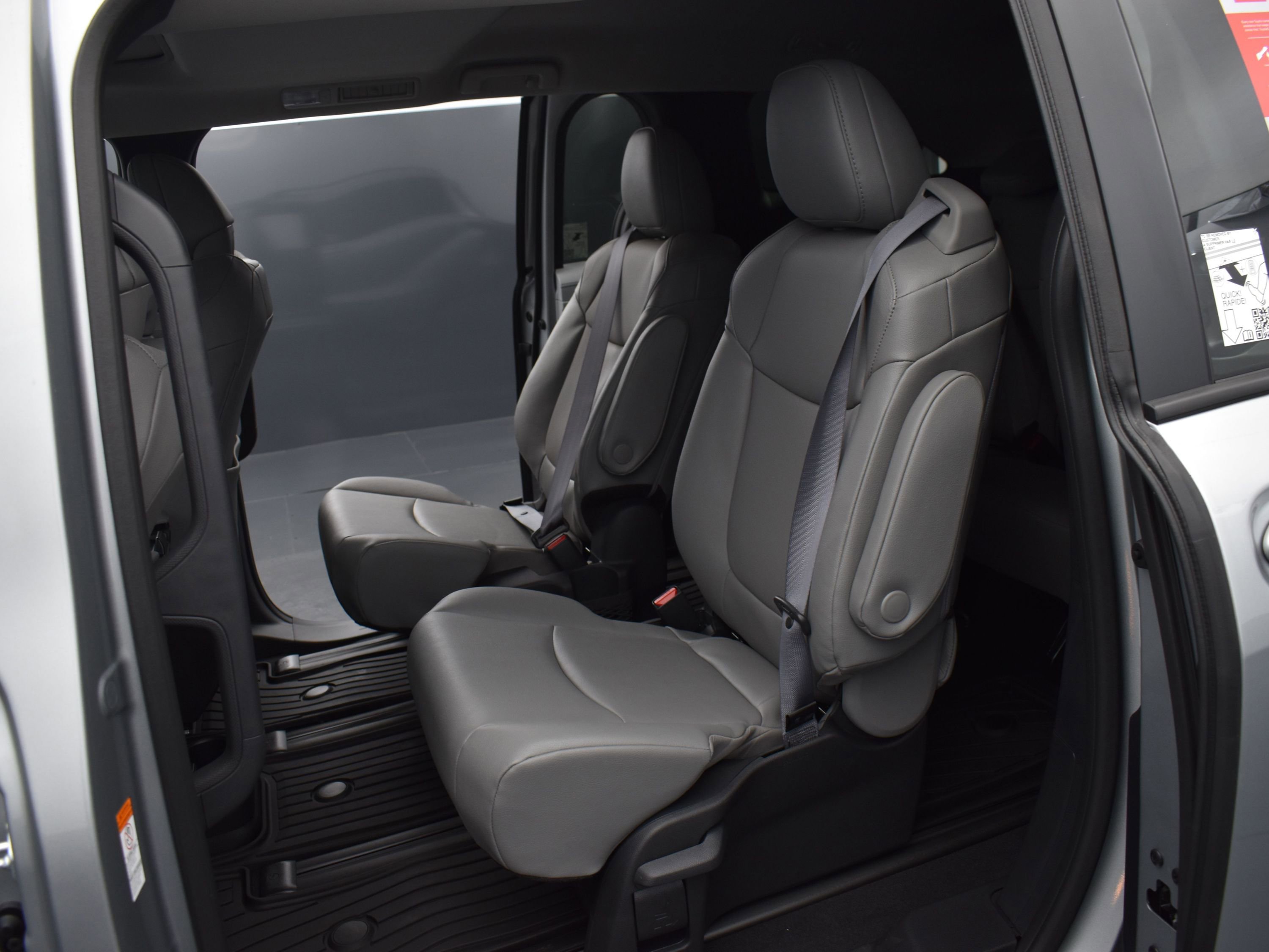 Used 2025 Toyota Sienna XLE FWD image 24