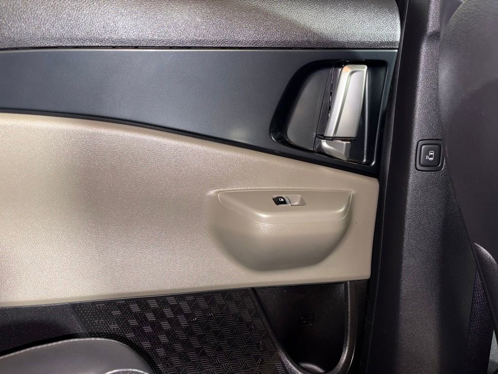 Used 2025 Kia Carnival FWD image 24