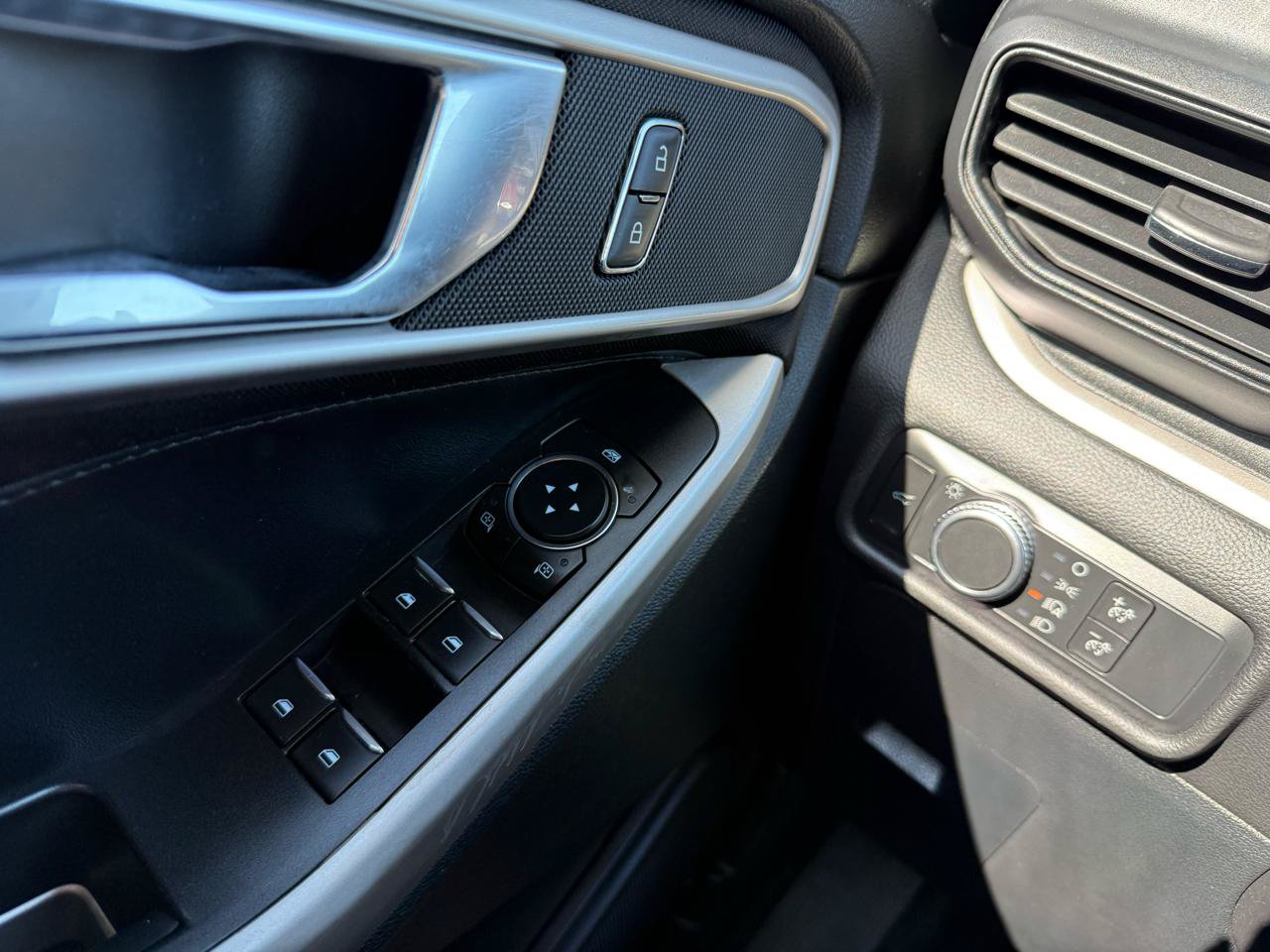 Used 2020 Ford Explorer XLT RWD image 28
