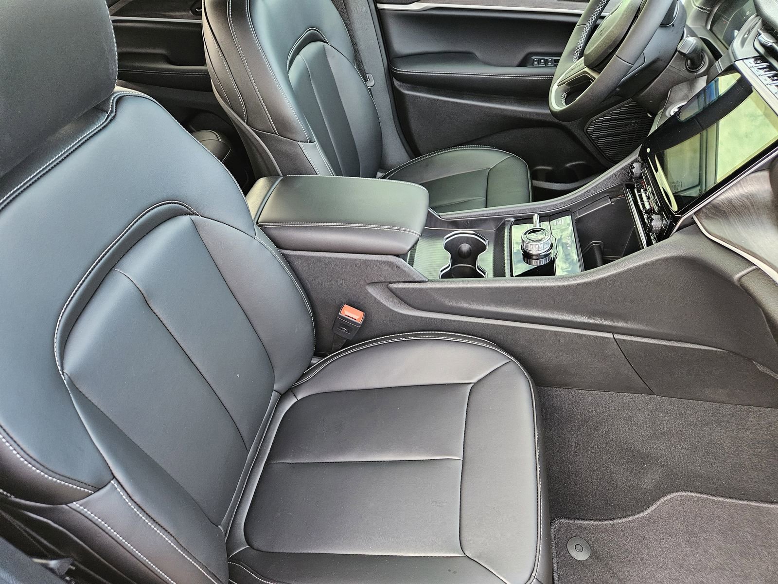 New 2025 Jeep Grand Cherokee Limited w/ Black Appearance Package AWD/4WD image 15
