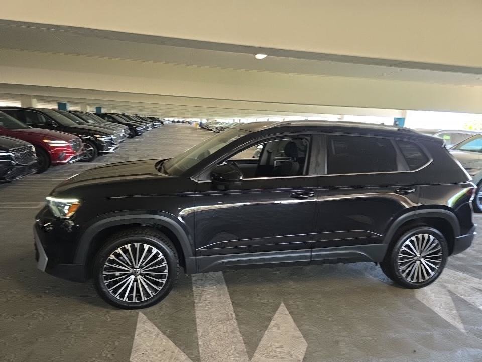 Used 2025 Volkswagen Taos SE FWD image 2