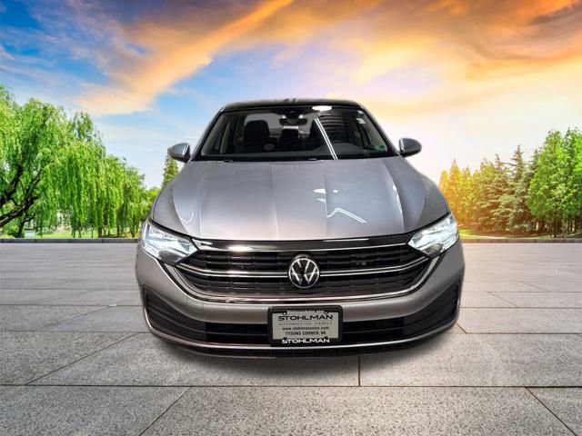 Certified 2023 Volkswagen Jetta SE w/ Panoramic Sunroof Package image 9