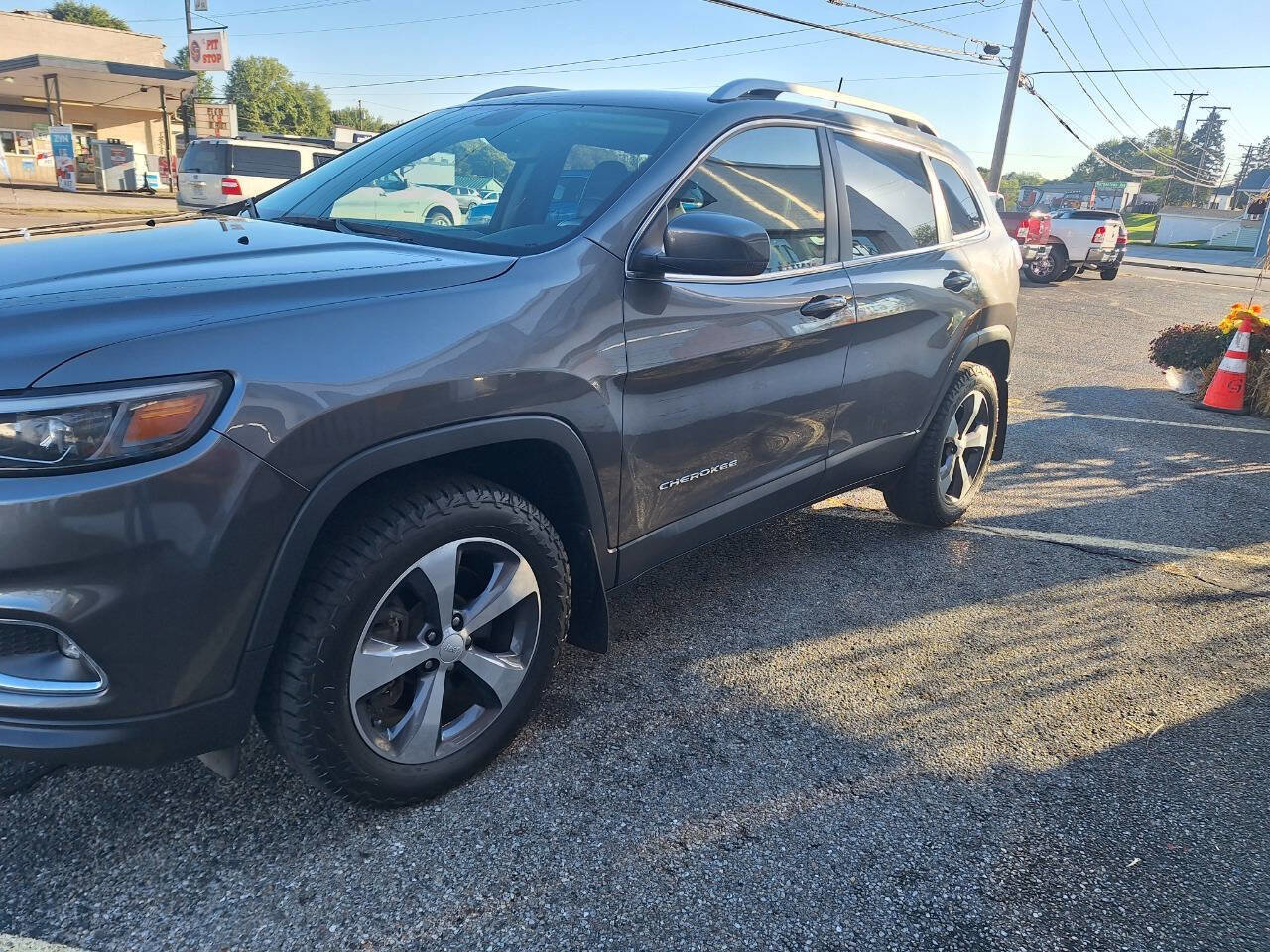 Used 2019 Jeep Cherokee Limited image 4