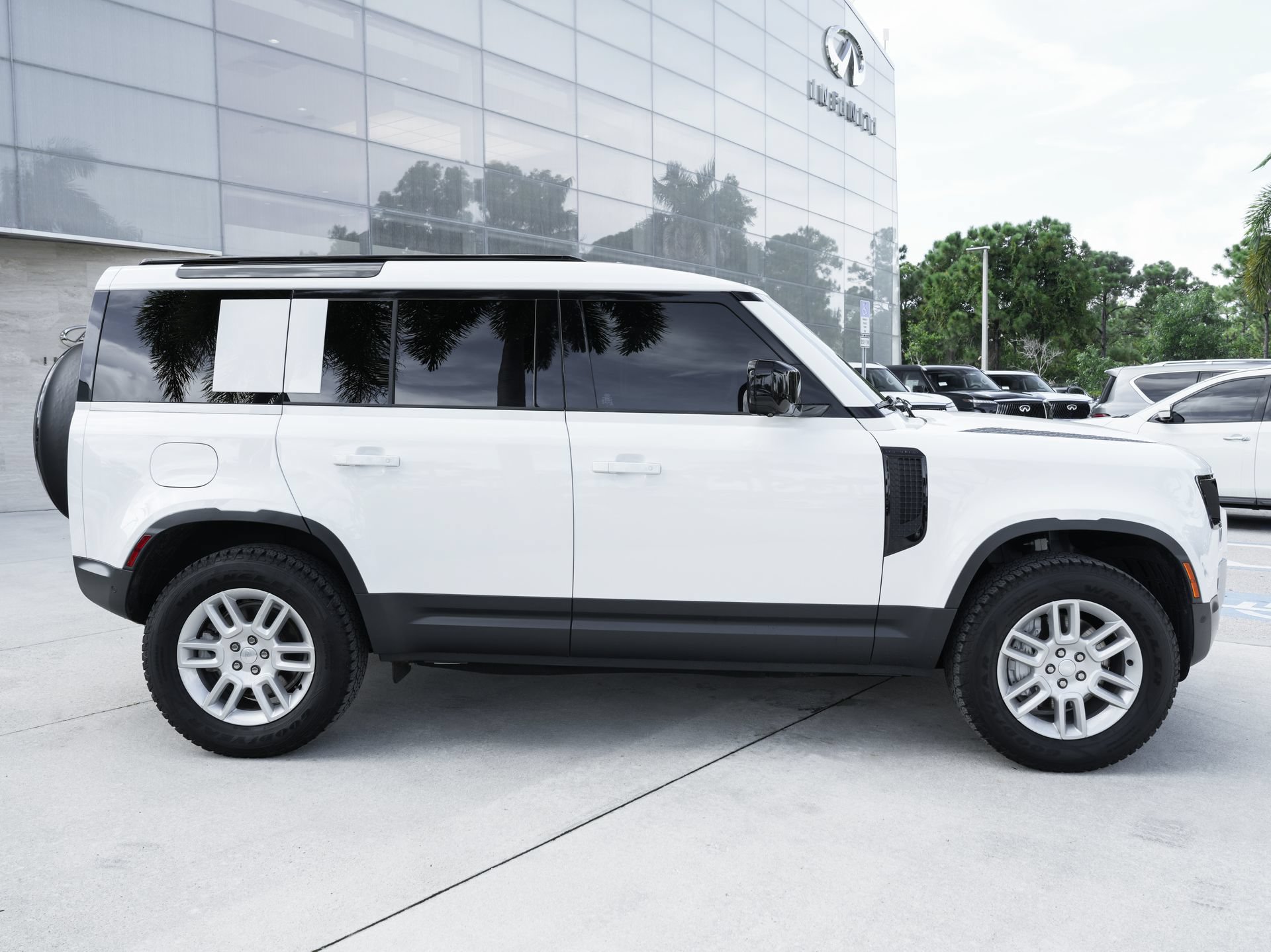 Used 2025 Land Rover Defender 110 S AWD/4WD image 26