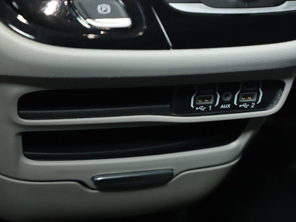 Used 2023 Chrysler Pacifica Touring-L FWD image 25