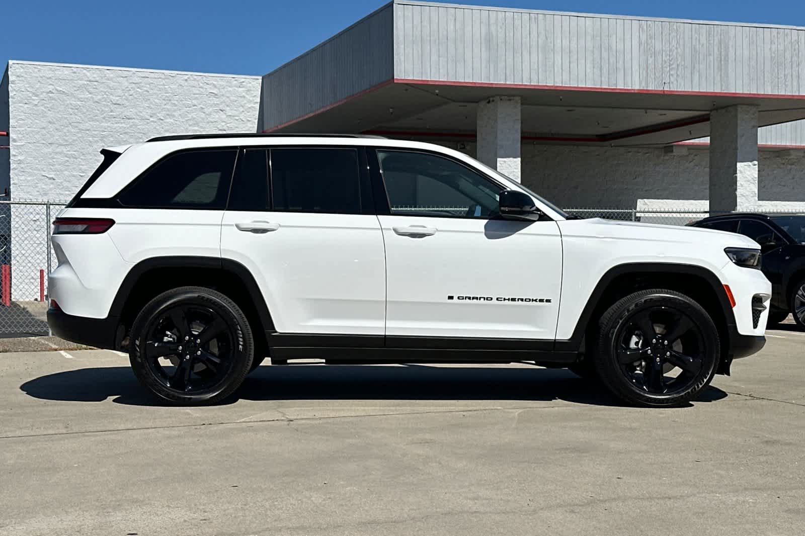 Used 2025 Jeep Grand Cherokee Altitude AWD/4WD image 2