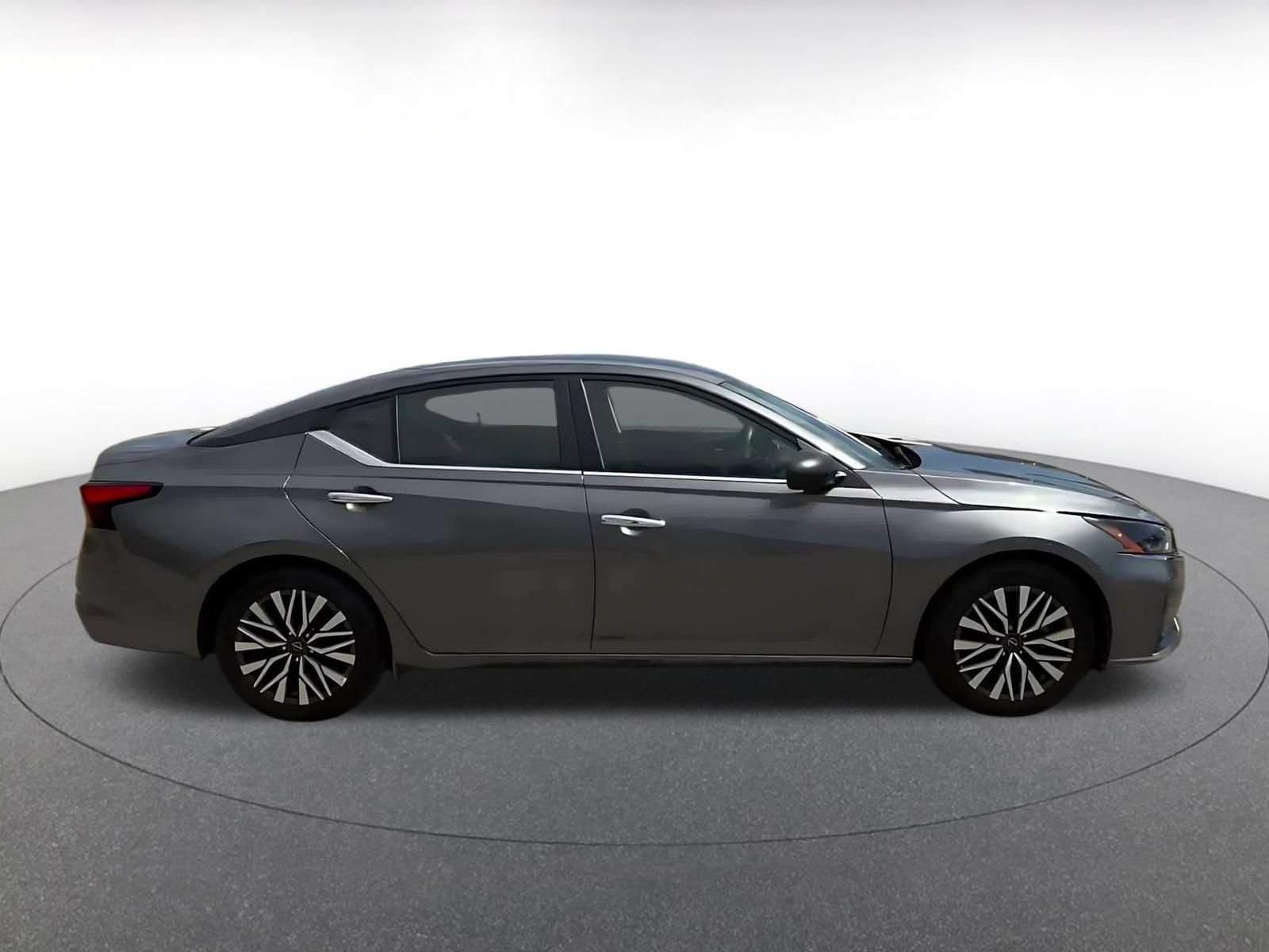 Used 2025 Nissan Altima 2.5 SV FWD image 15
