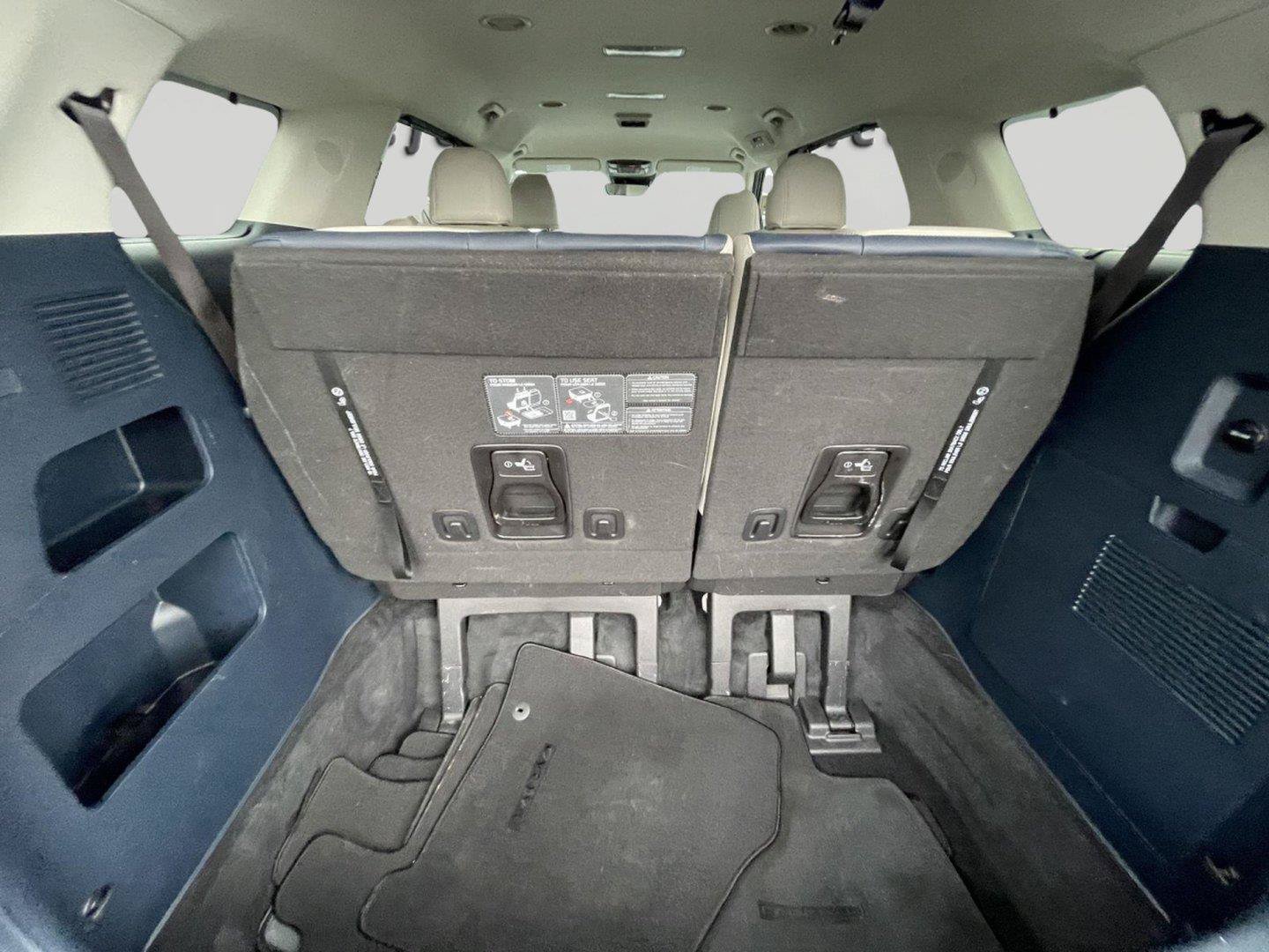 Used 2025 Kia Carnival EX FWD image 13