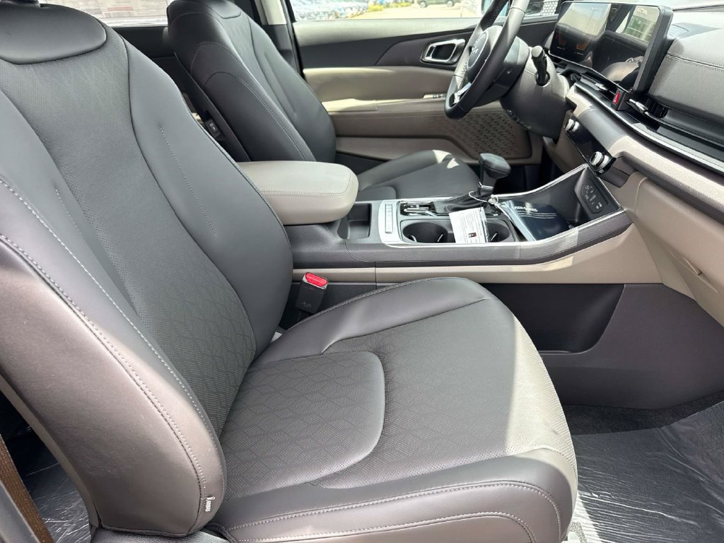 New 2026 Kia Carnival EX FWD image 12