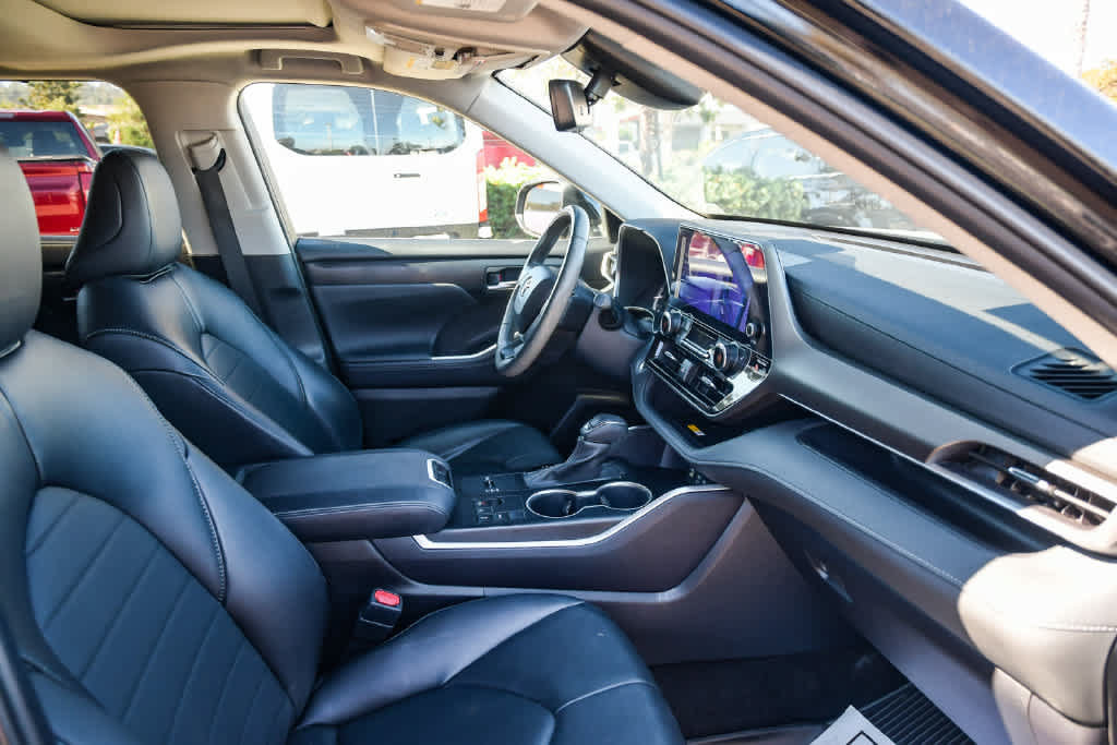 Used 2024 Toyota Highlander XLE FWD image 15