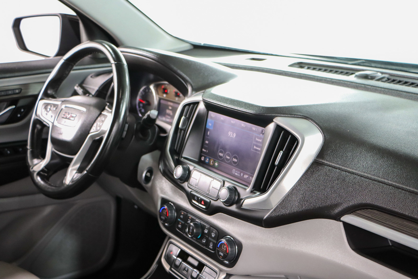 Used 2023 GMC Terrain SLT image 25