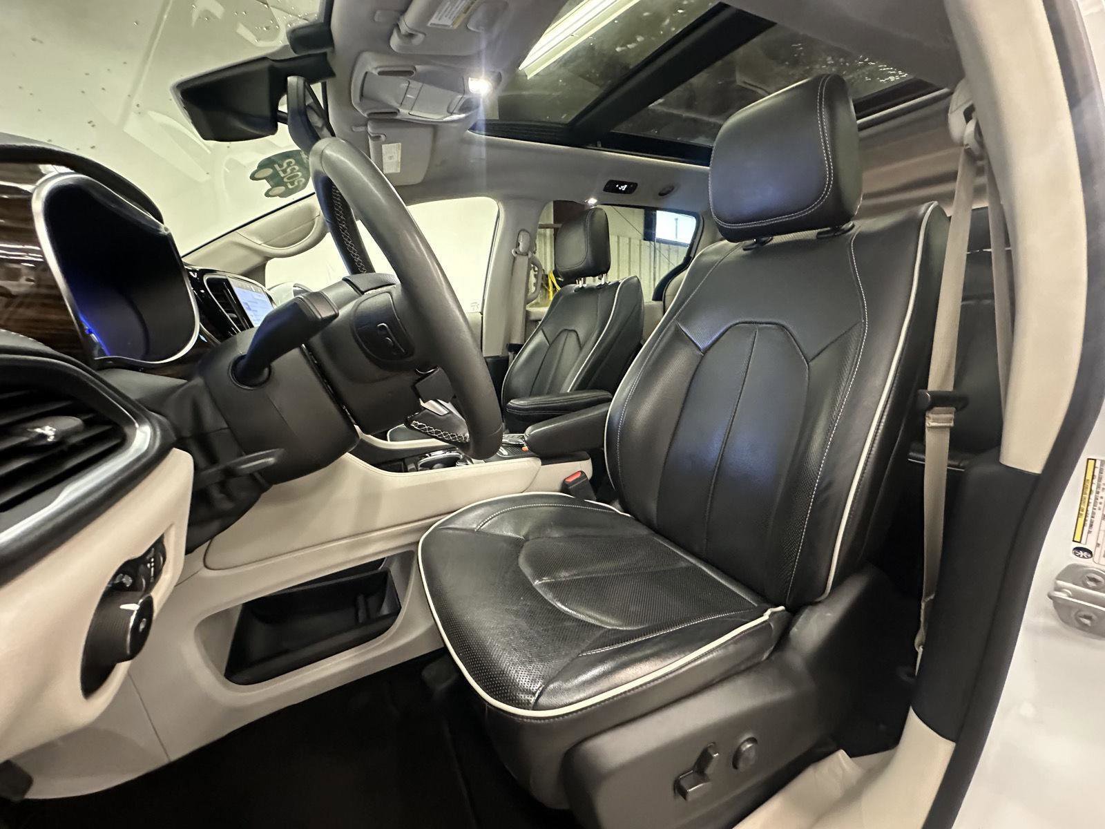 Used 2022 Chrysler Pacifica Limited image 21