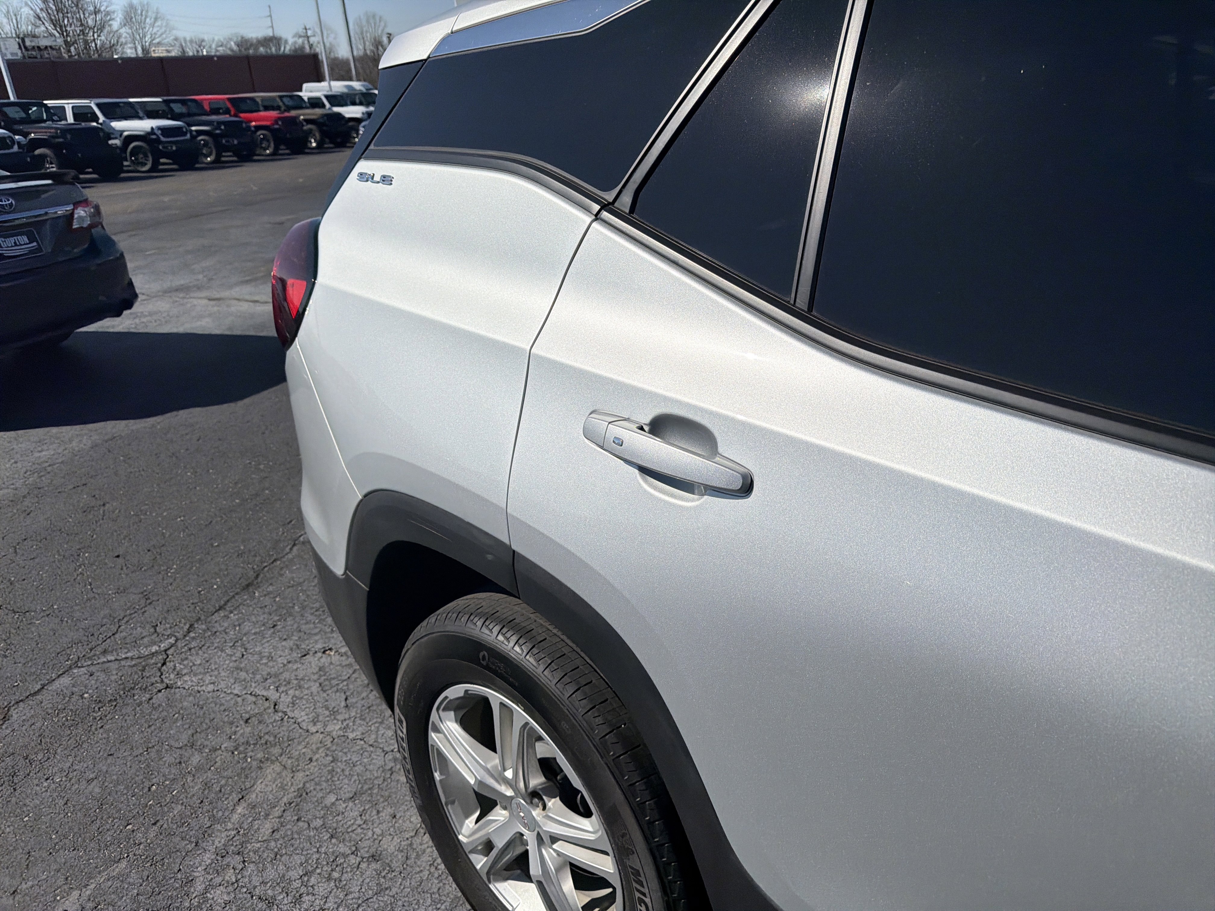 Used 2022 GMC Terrain SLE w/ Driver Convenience Package image 6