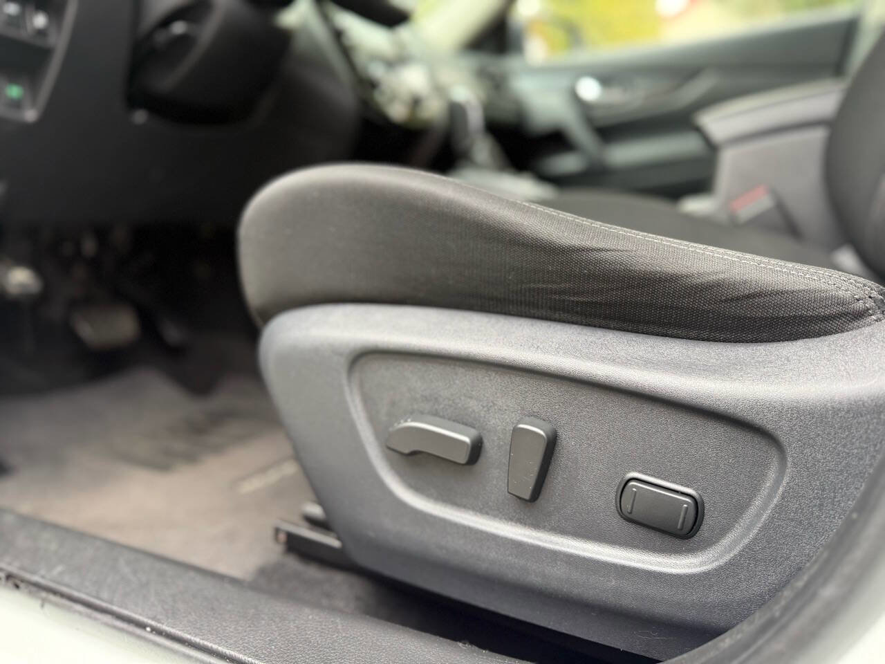Used 2019 Nissan Rogue SV AWD/4WD image 25