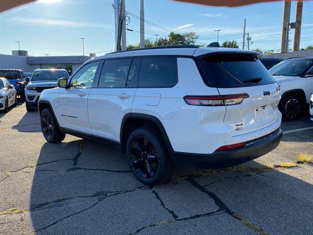 Used 2023 Jeep Grand Cherokee L Laredo image 5