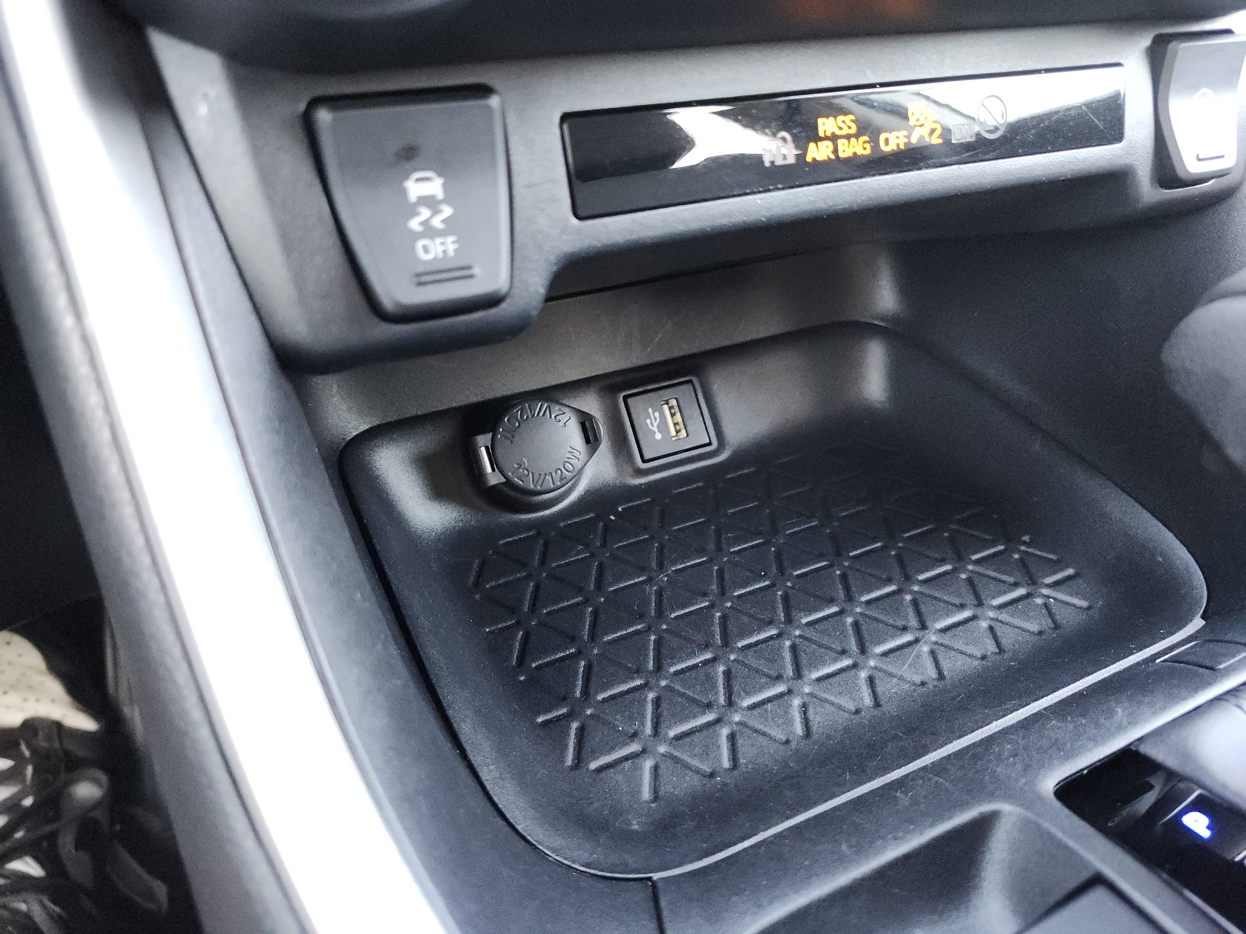 Used 2024 Toyota RAV4 XLE AWD/4WD image 31