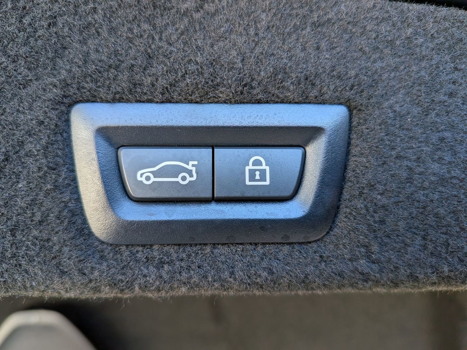 Used 2022 BMW 740i xDrive w/ M Sport Package image 34