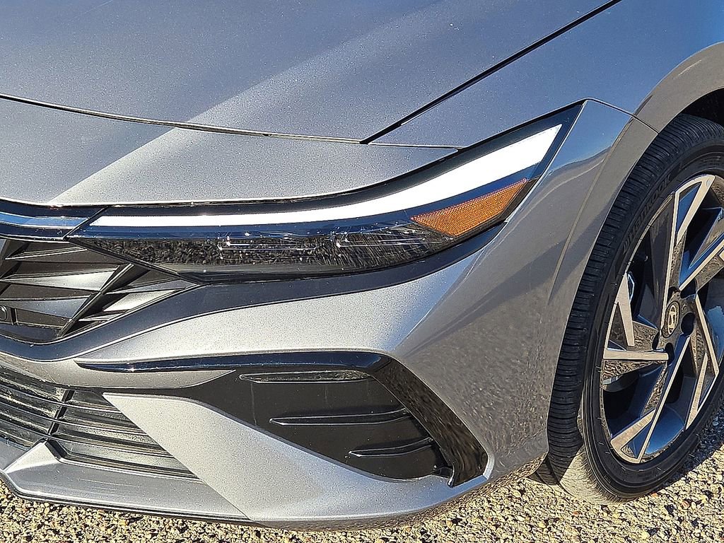 Used 2025 Hyundai Elantra Limited image 10