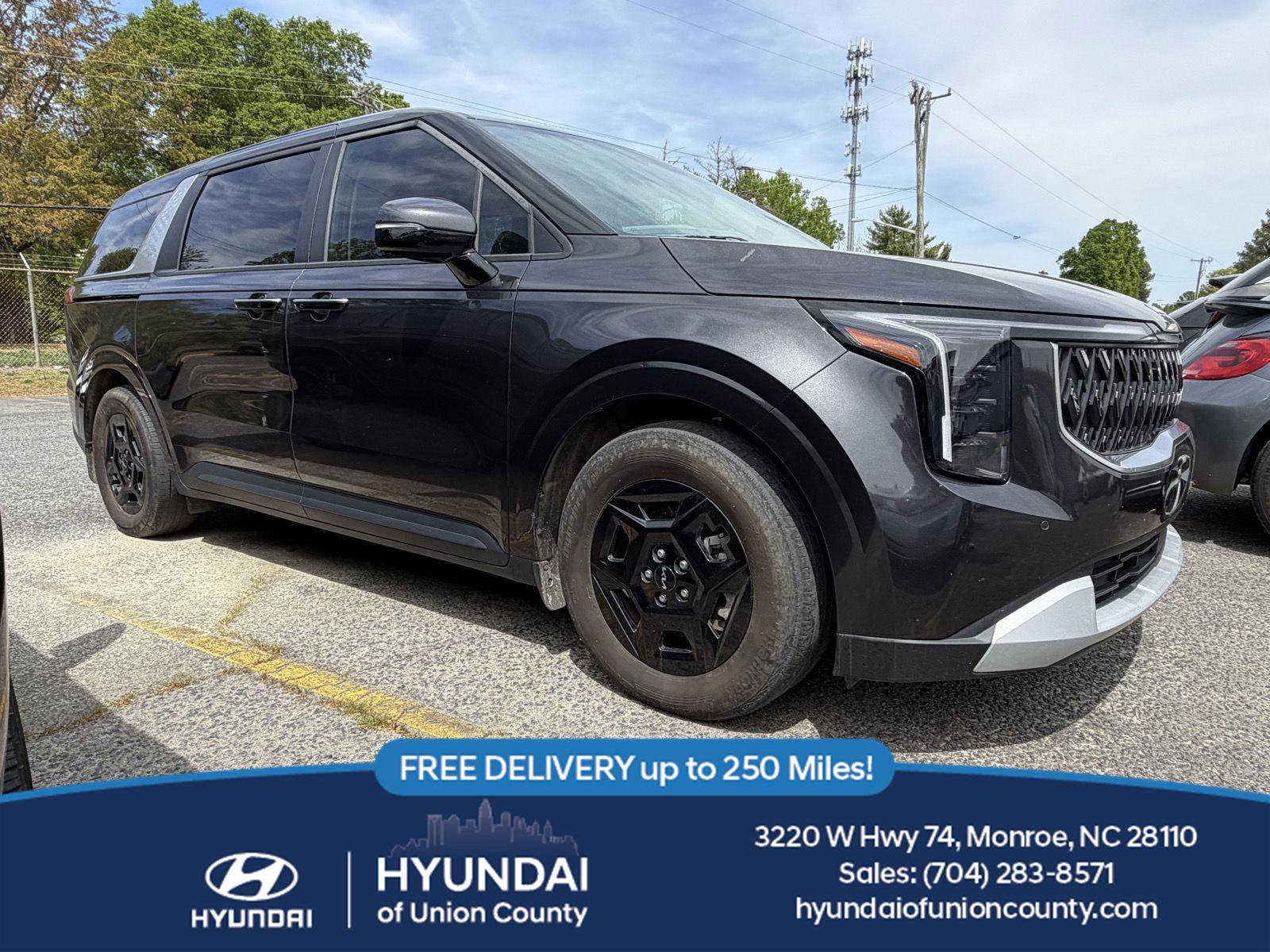 Used 2025 Kia Carnival image 1