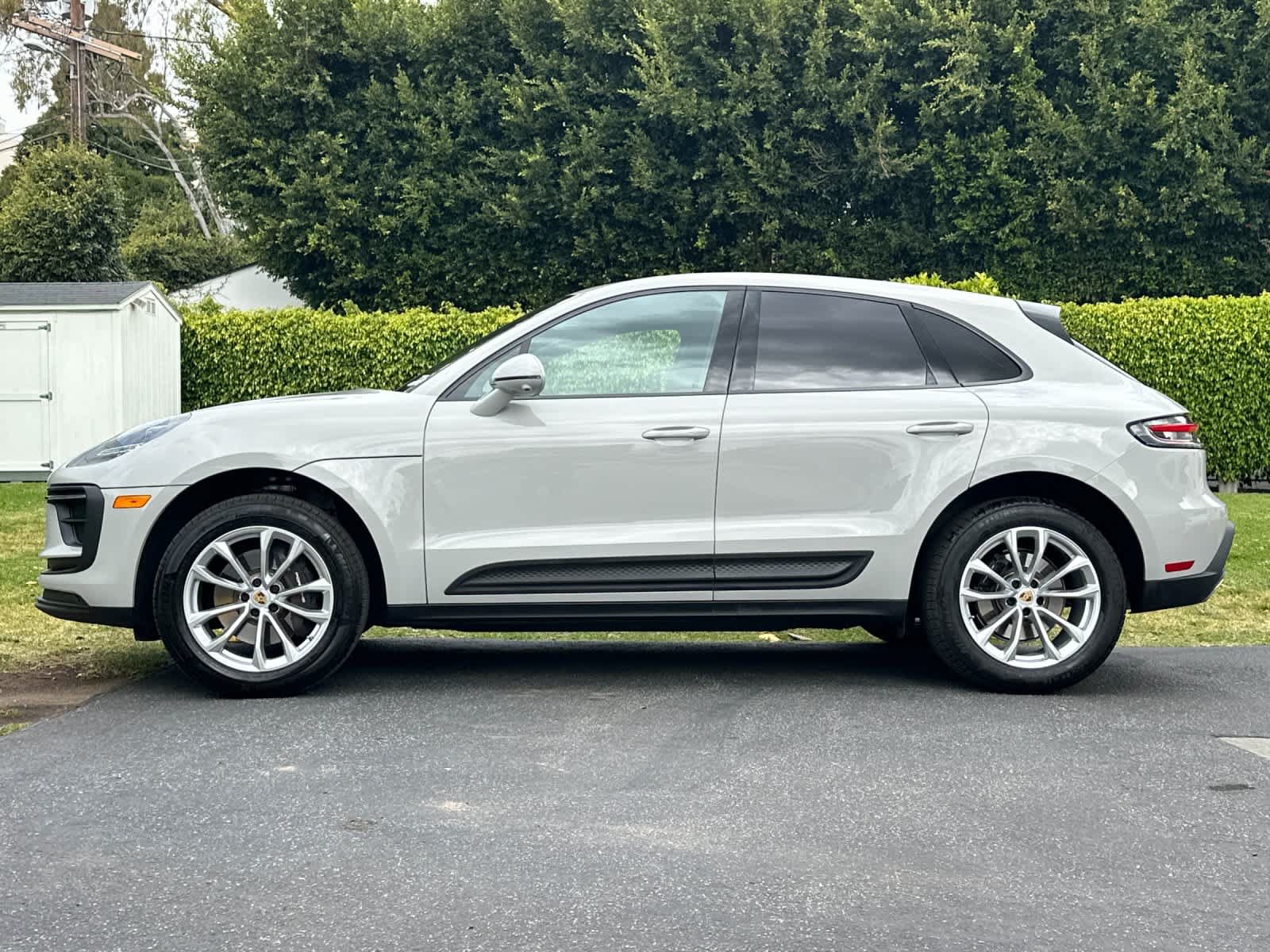 Certified 2025 Porsche Macan AWD/4WD image 2