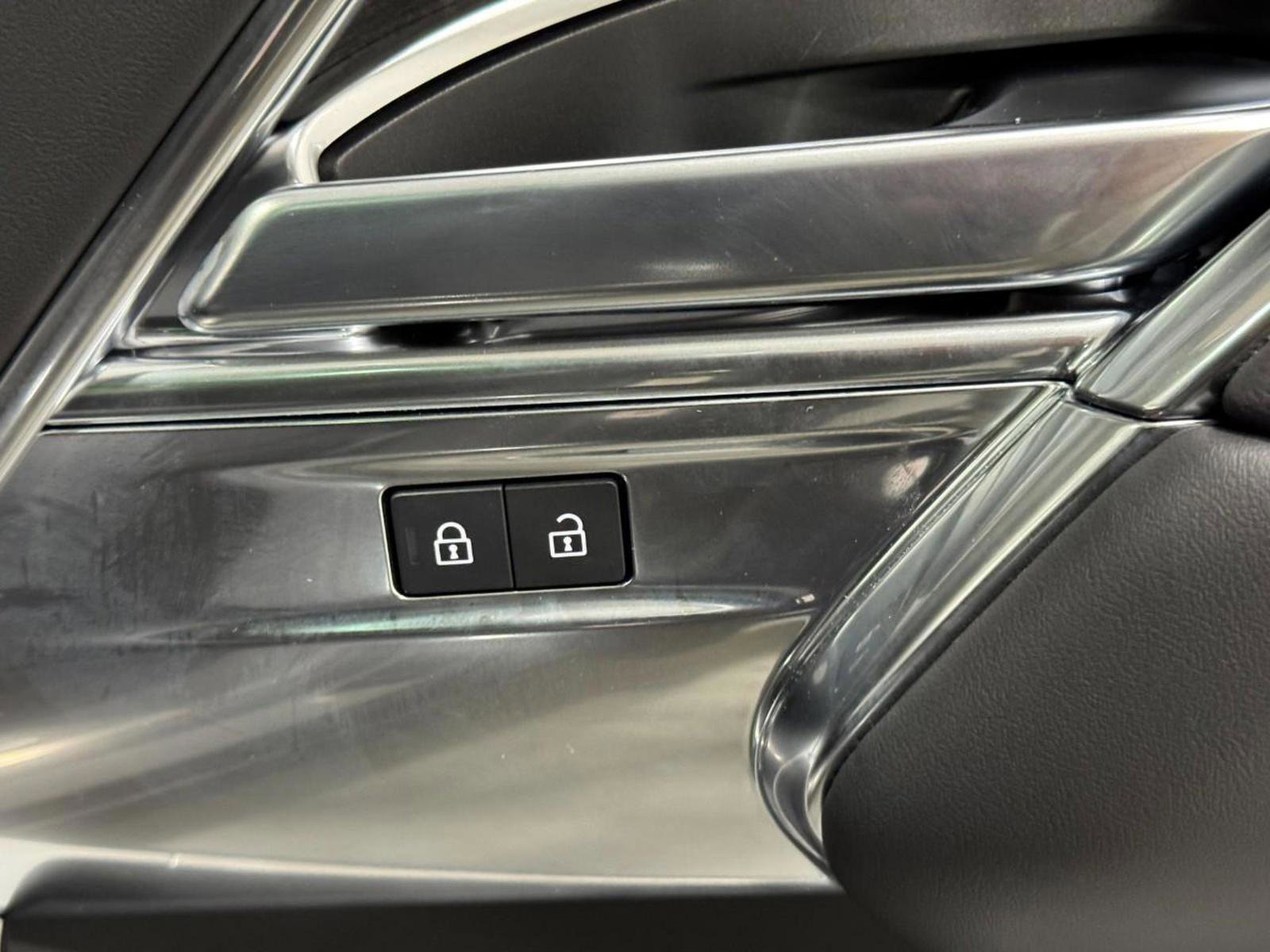 Used 2025 Land Rover Range Rover SE image 20