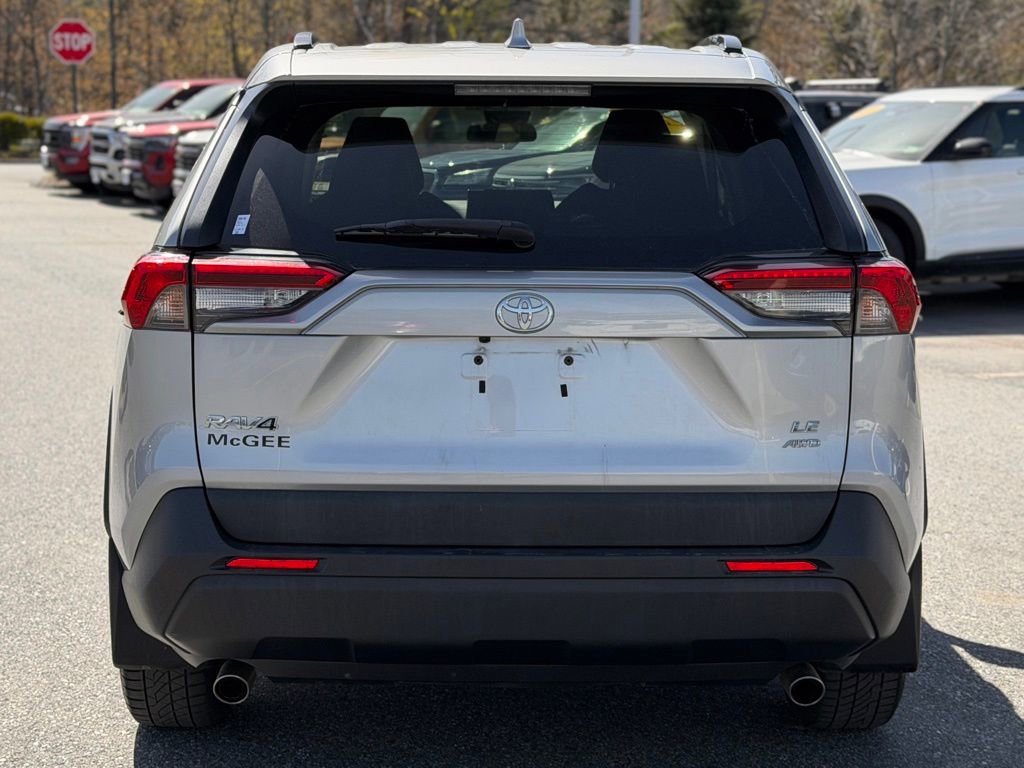 Used 2019 Toyota RAV4 LE AWD/4WD image 4