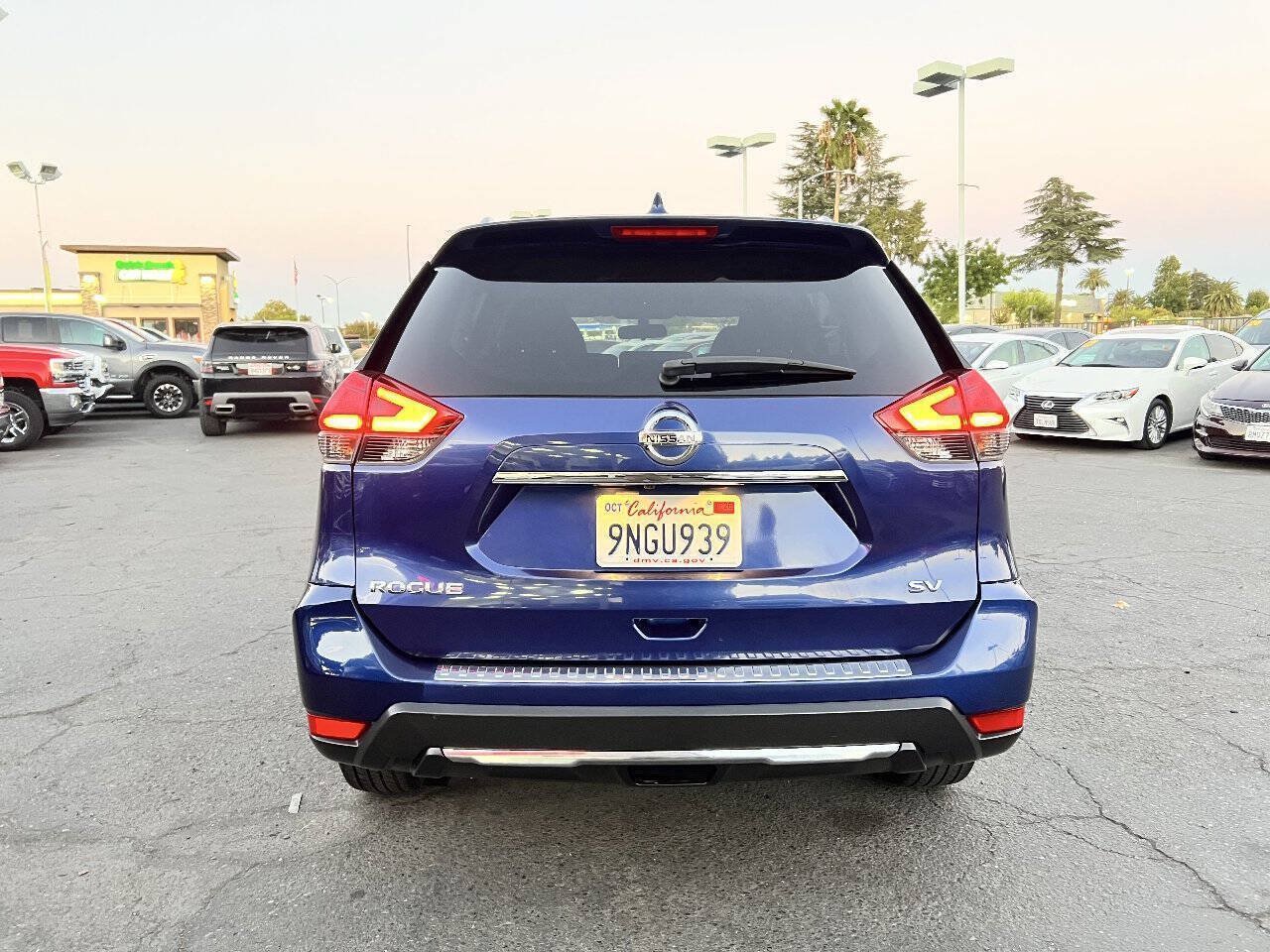 Used 2017 Nissan Rogue SV FWD image 6