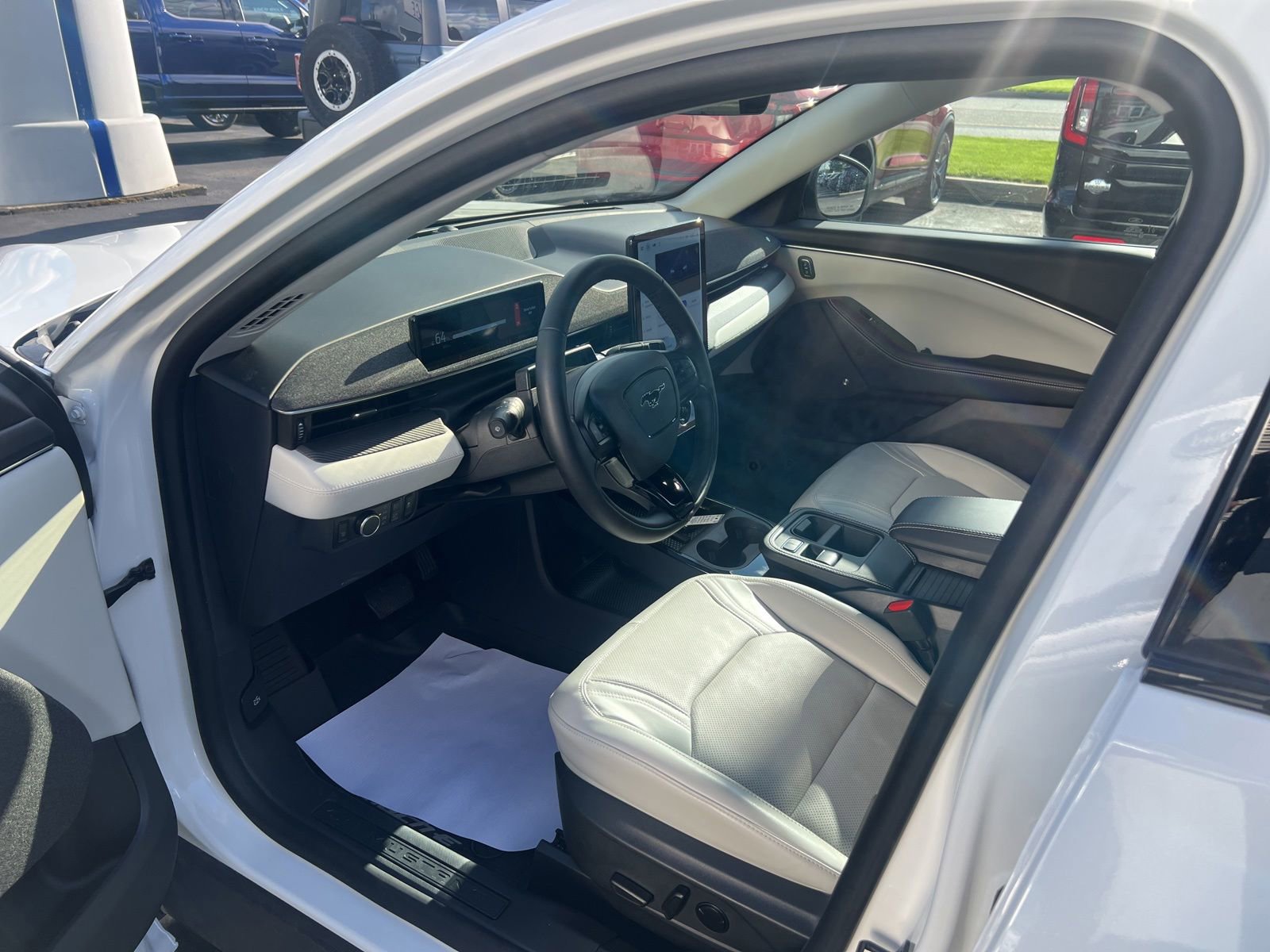 Used 2025 Ford Mustang Mach-E Premium AWD/4WD image 27