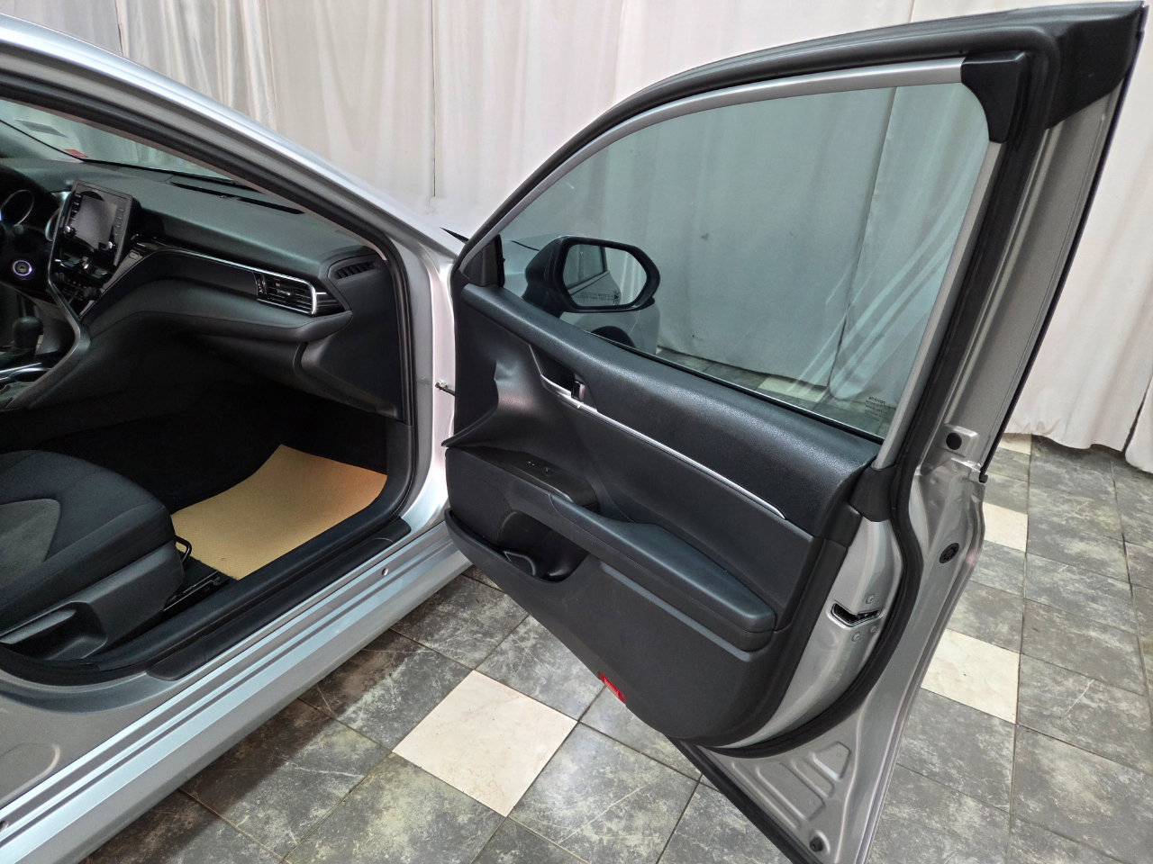 Used 2021 Toyota Camry LE image 10